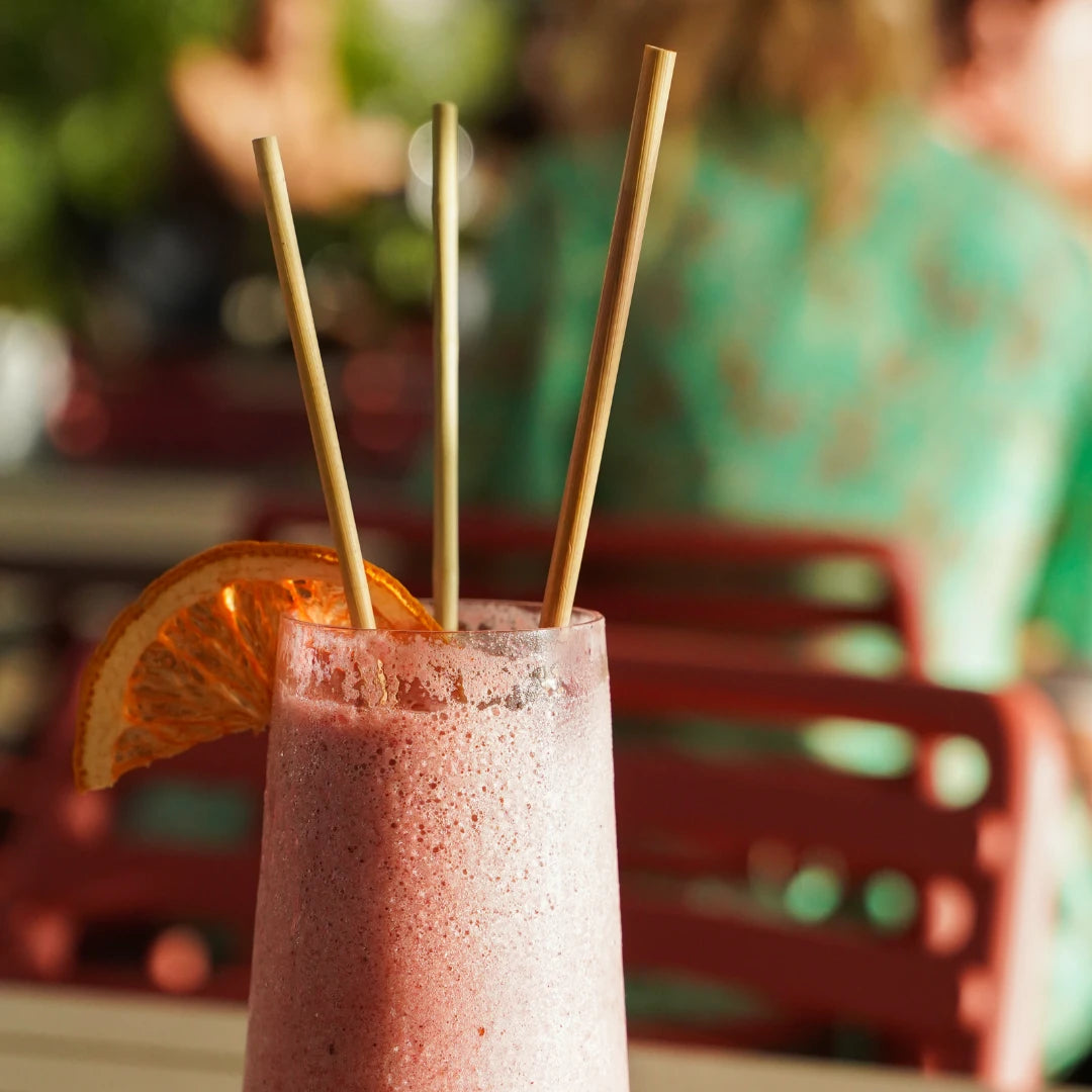 Paille en herbe de Bambou, appelé roseau. Longueur 20 cm. Convient aussi bien aux jus, qu'aux smoothies ou autres boissons!